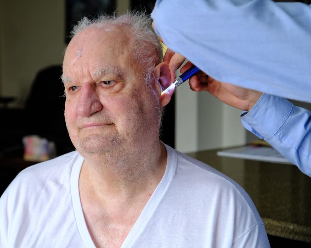 علاج ضعف السمع عند كبار السن