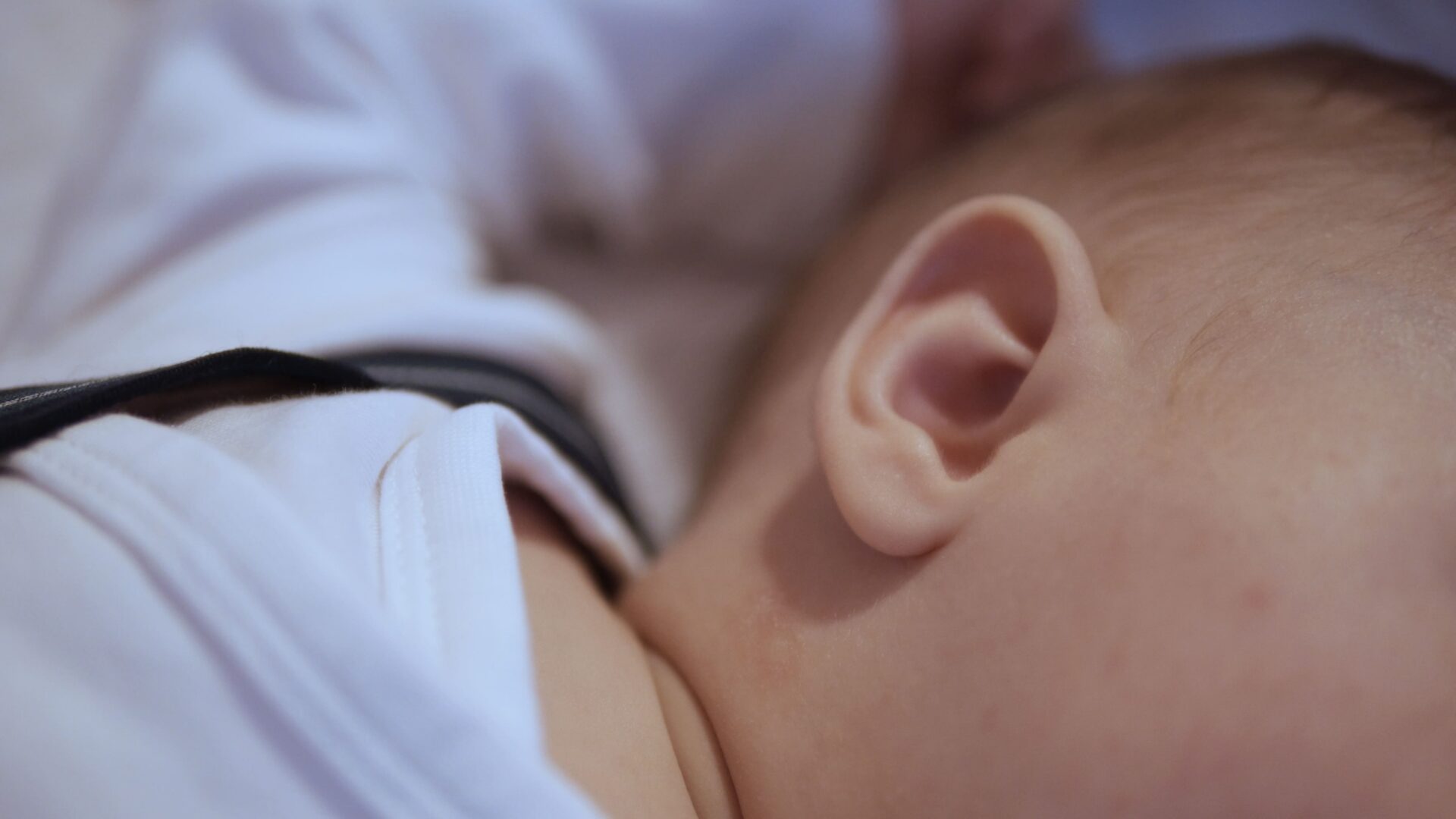 علامات ضعف السمع عند حديثي الولادة: متى تبدأ القلق؟