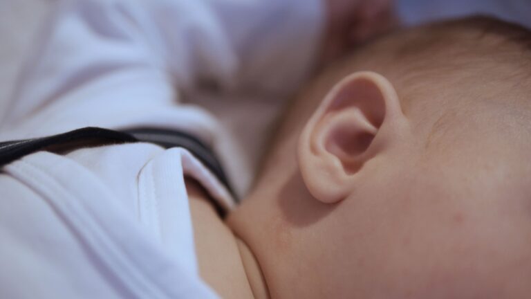 علامات ضعف السمع عند حديثي الولادة: متى تبدأ القلق؟